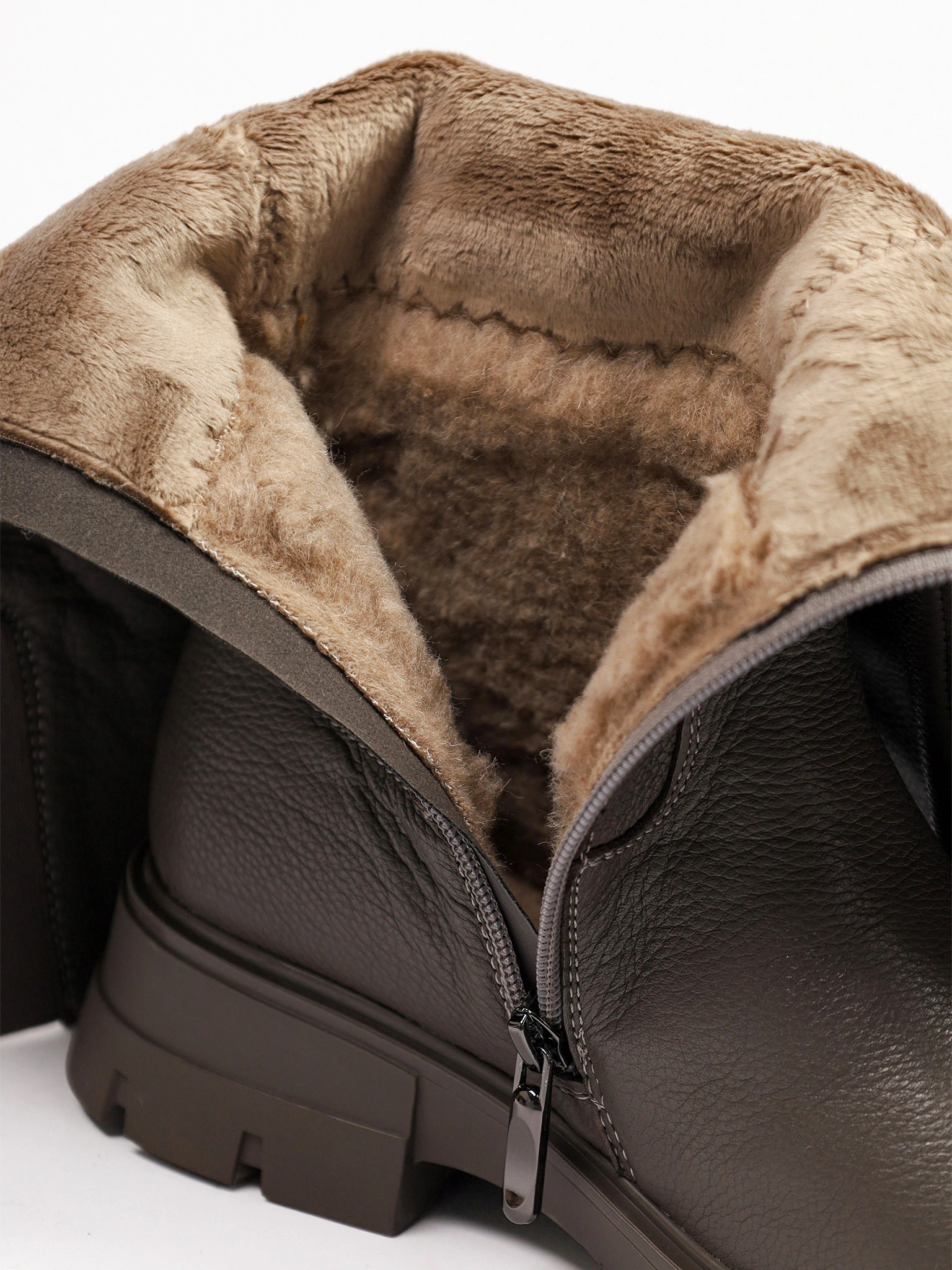 Сапоги серого цвета на рельефной подошве